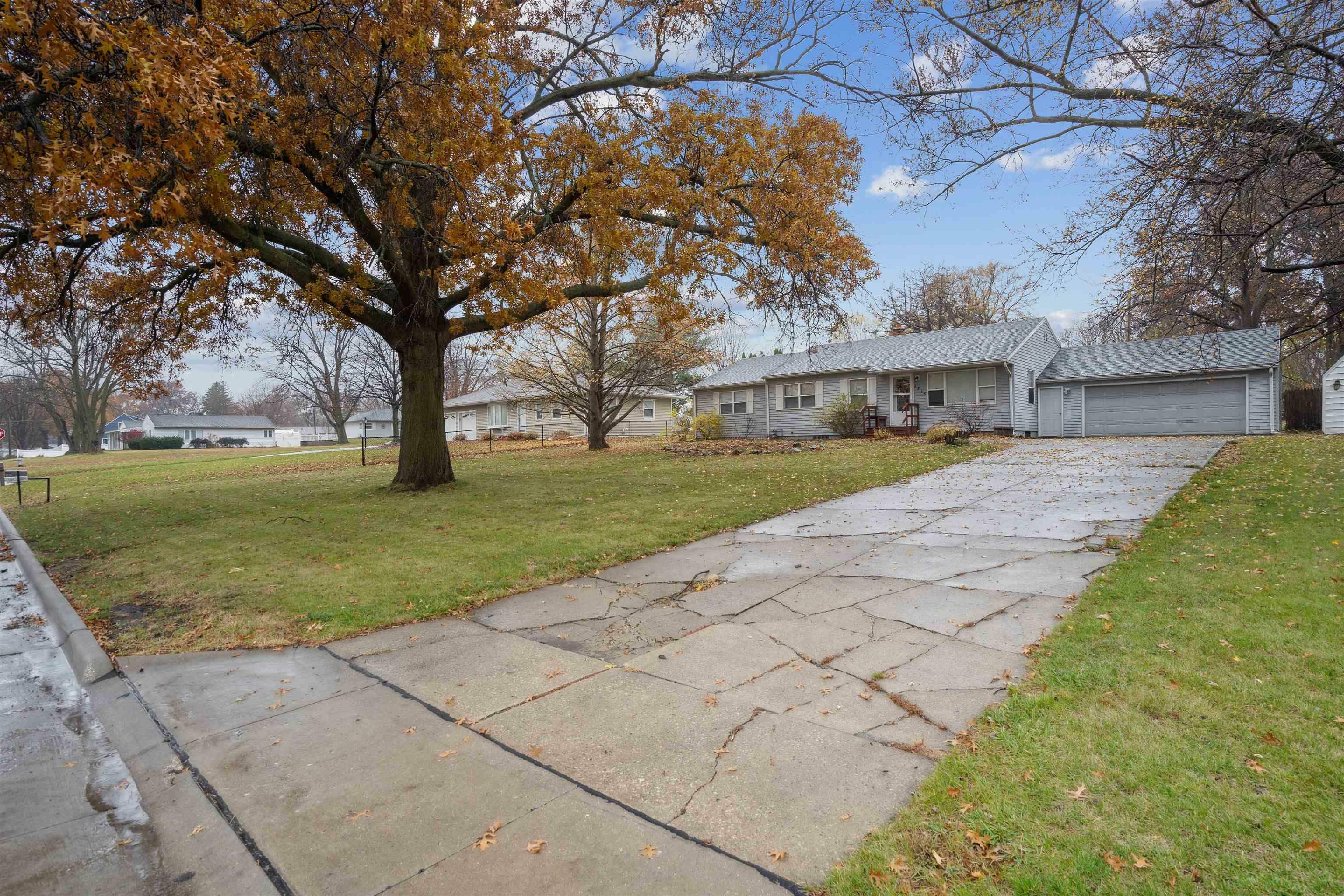 Property Photo:  1718 Maplewood  IA 50613 