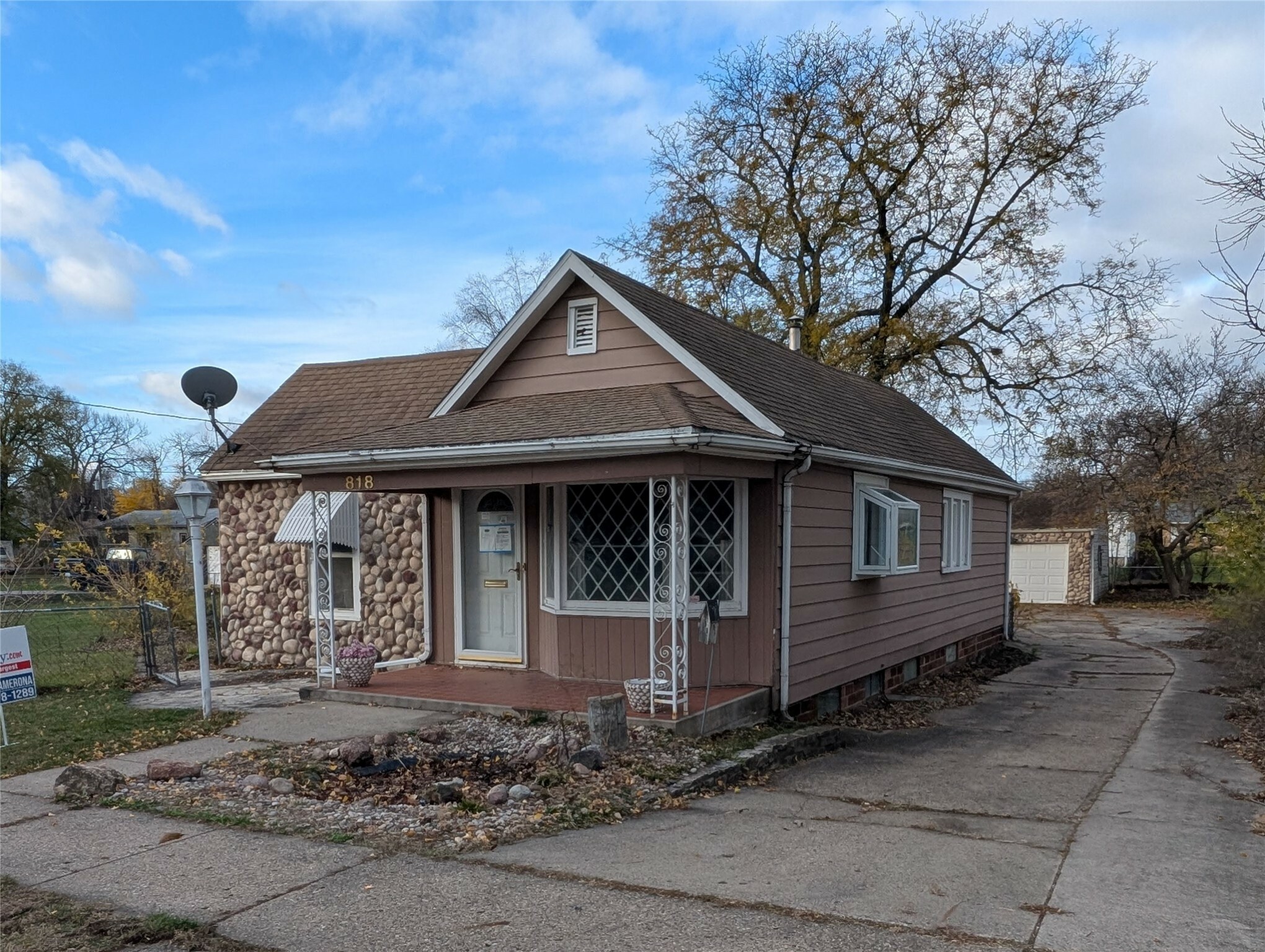 Property Photo:  818 E 25th Court  IA 50317 