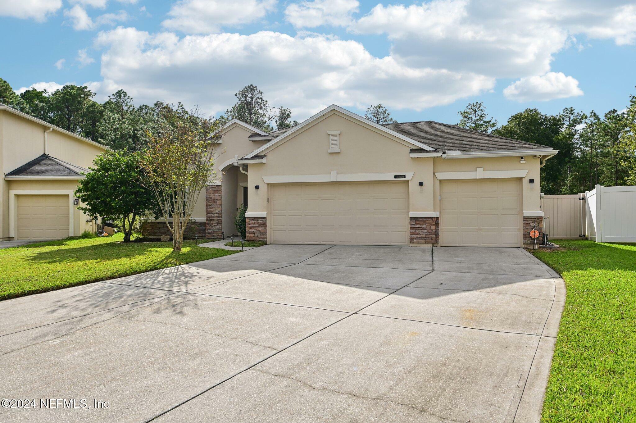 Property Photo:  4829 Creek Bluff Lane  FL 32068 