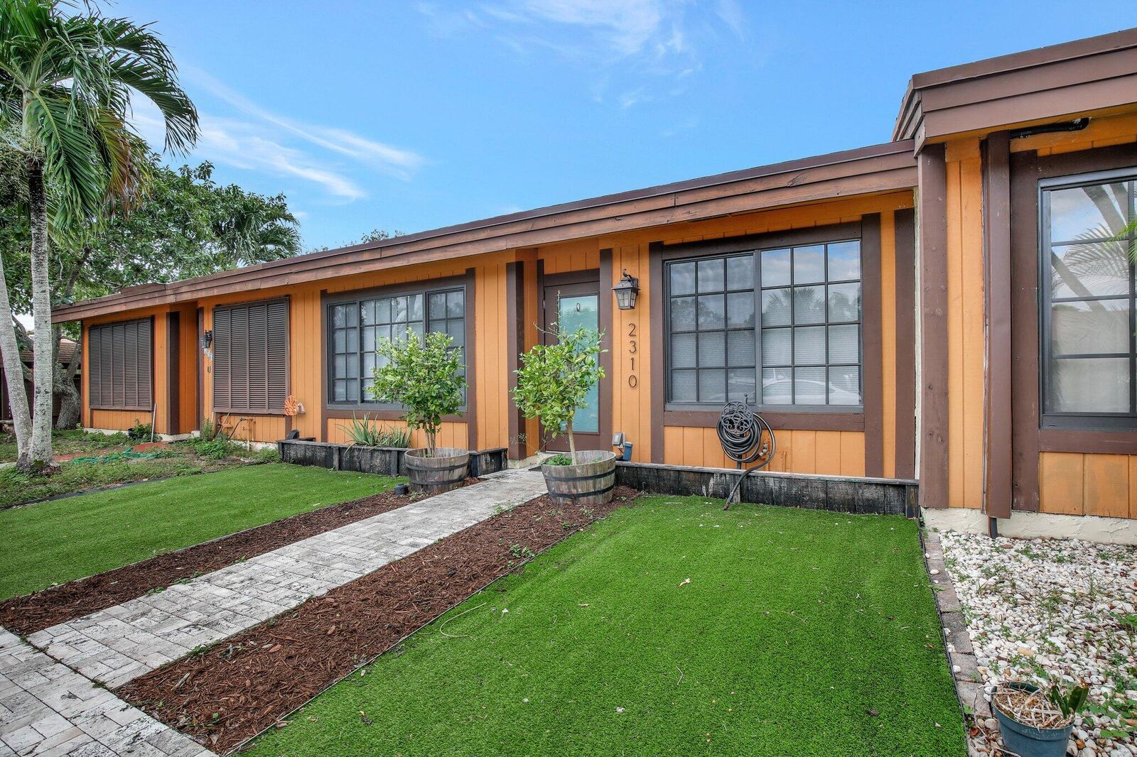 Property Photo: 2310 Dogwood Court FL 33026