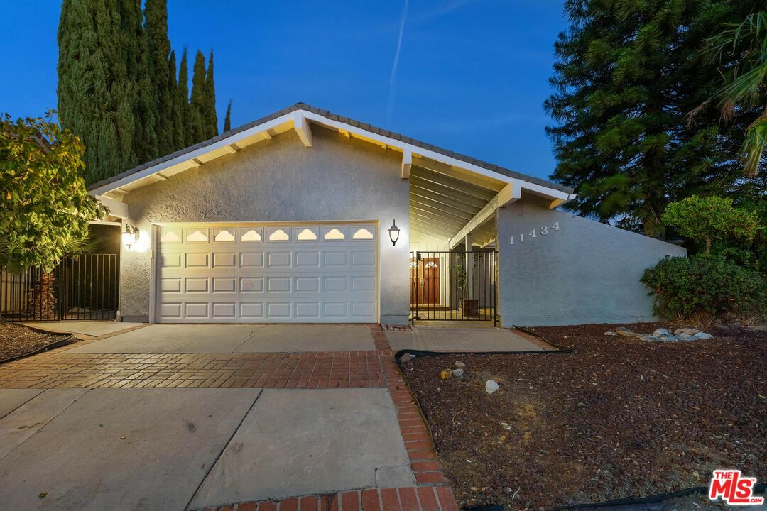 Property Photo:  11434   Edenberg Ave  CA 91326 