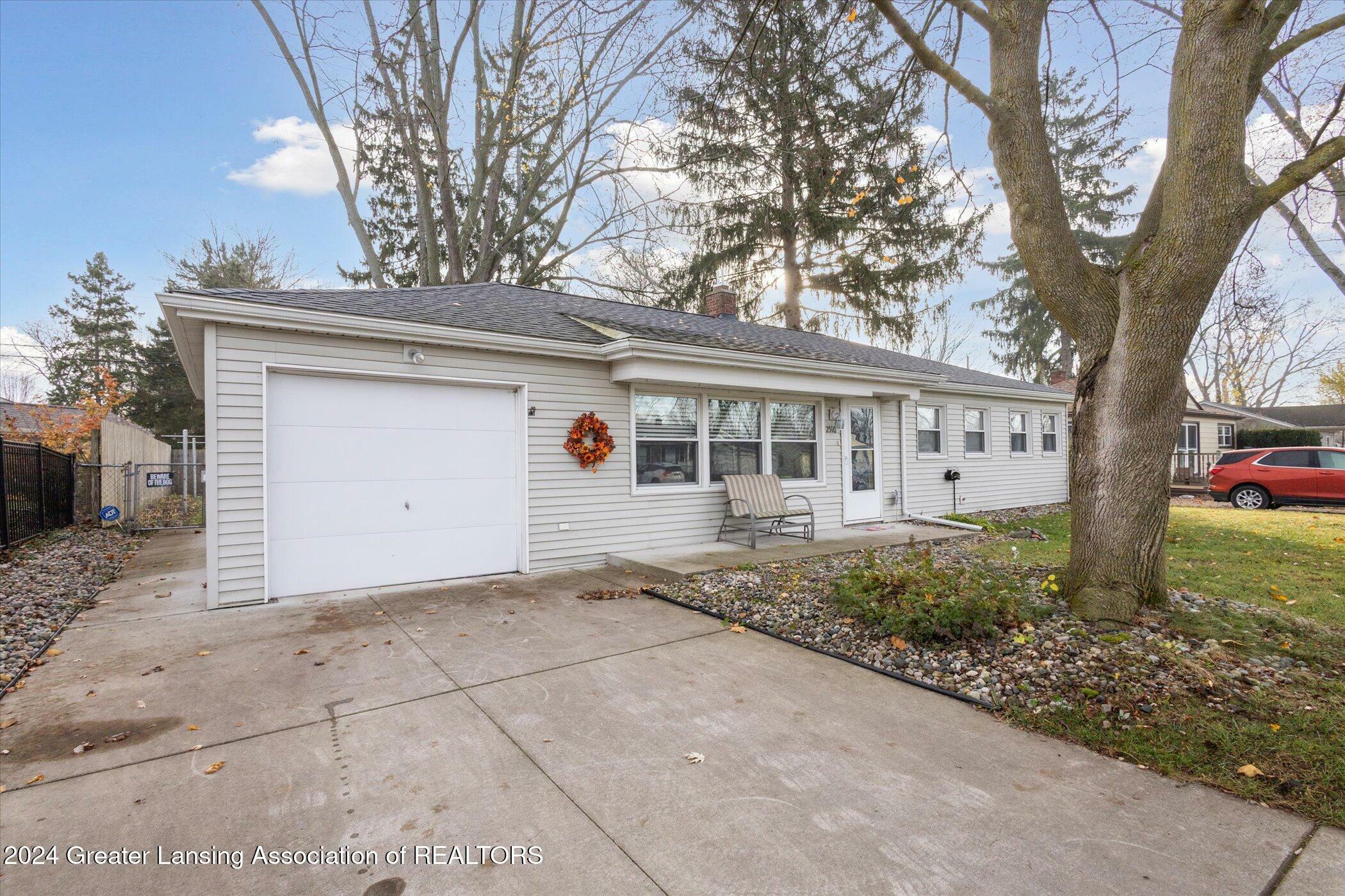 Property Photo:  2510 Westbury Road  MI 48906 