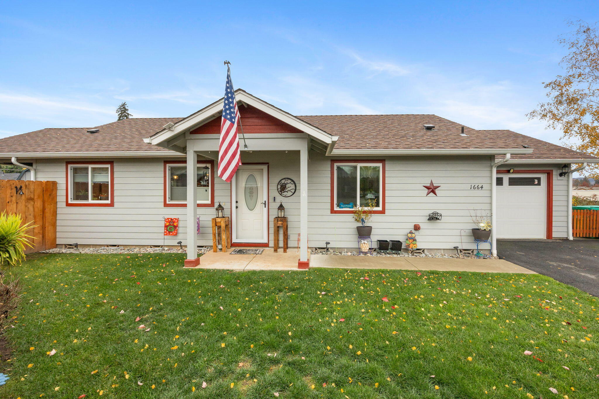 1664 Cloverlawn Drive  Grants Pass OR 97527 photo