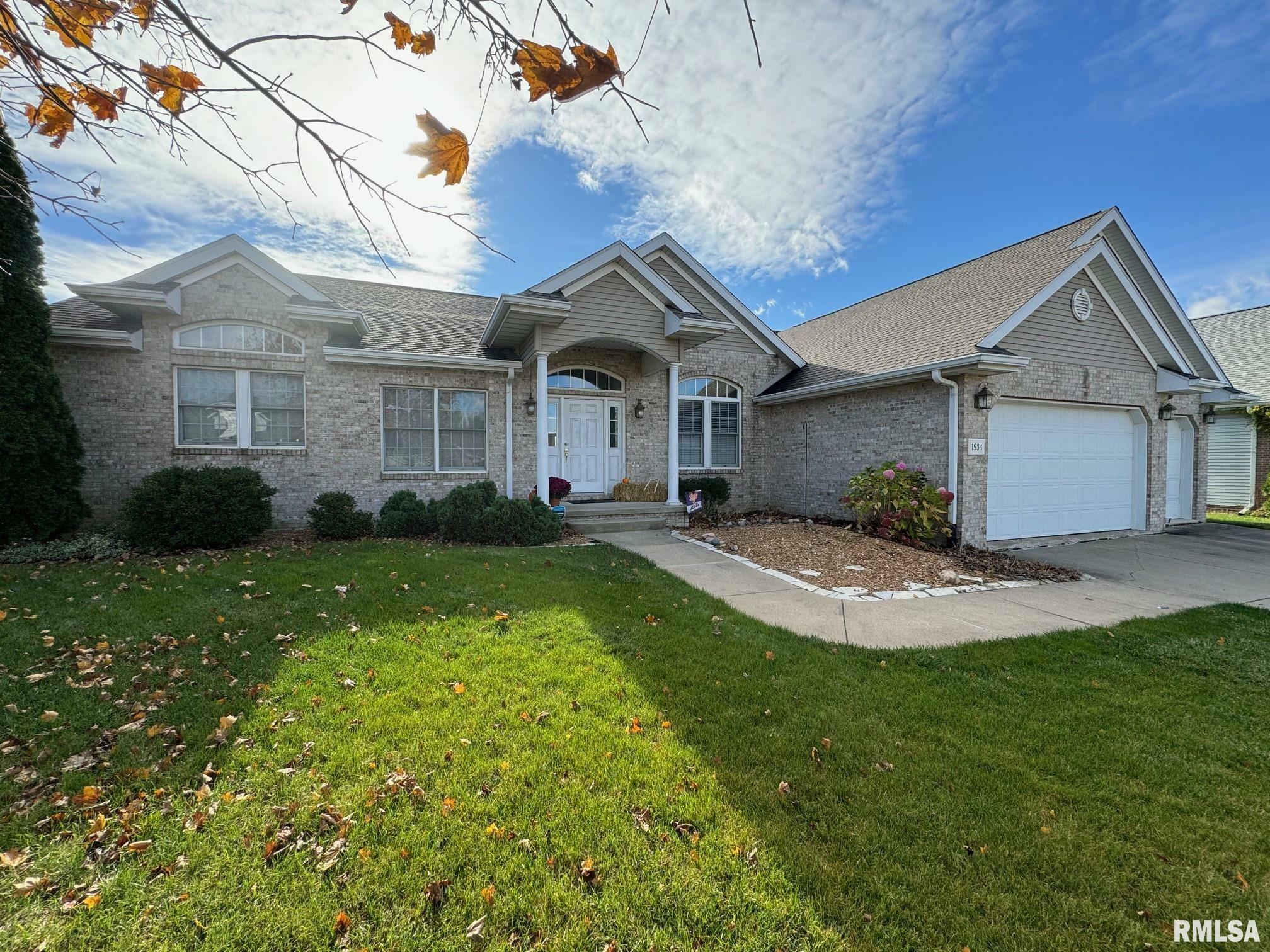 Property Photo:  1934 Chestnut Lane  IL 61571 