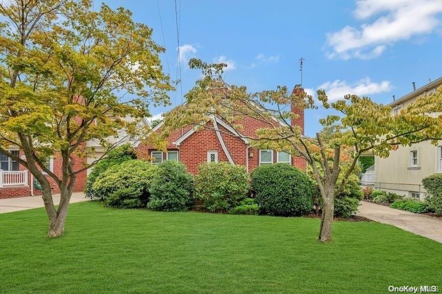 Property Photo:  968 N 3rd Street  NY 11040 