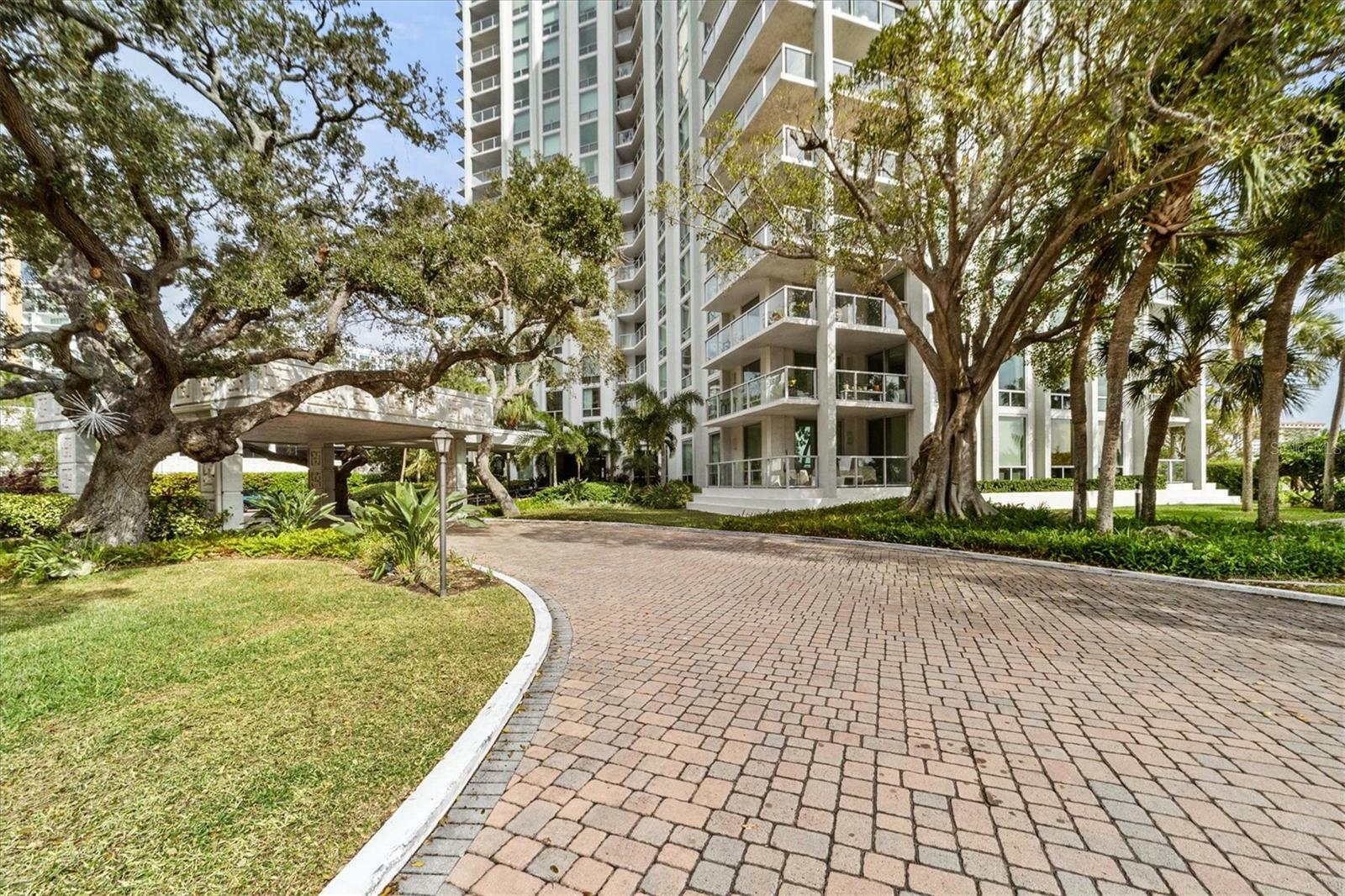 Property Photo:  1111 N Gulfstream Avenue 6B  FL 34236 