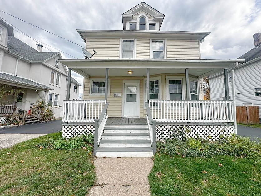 Property Photo:  39 N Saint James Street  IL 60085 