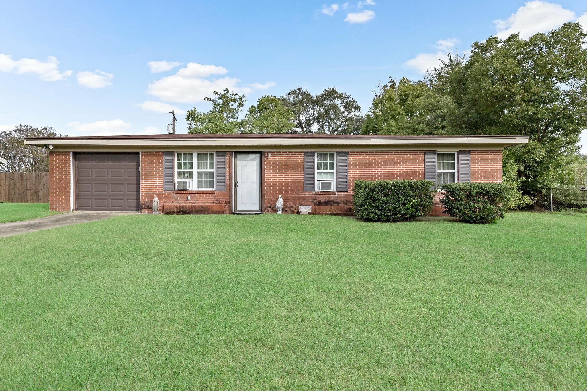 Property Photo:  305 Elizabeth  TX 77611 