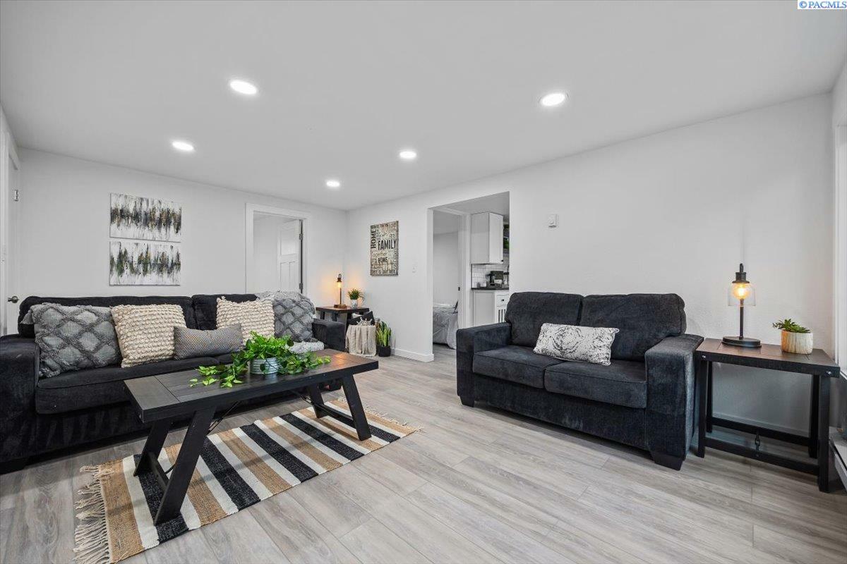 Property Photo: 807 Snow WA 99352