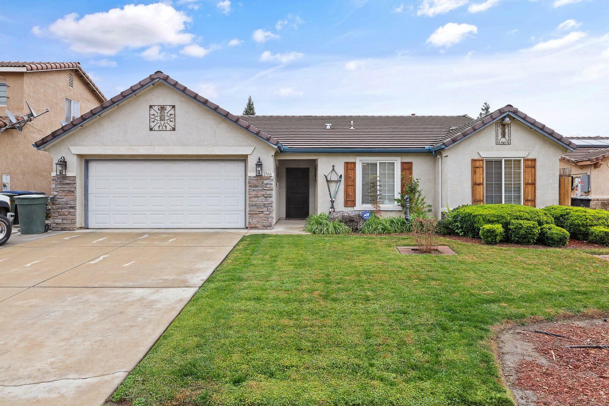 Property Photo:  1740 S Laguna Street  CA 93292 