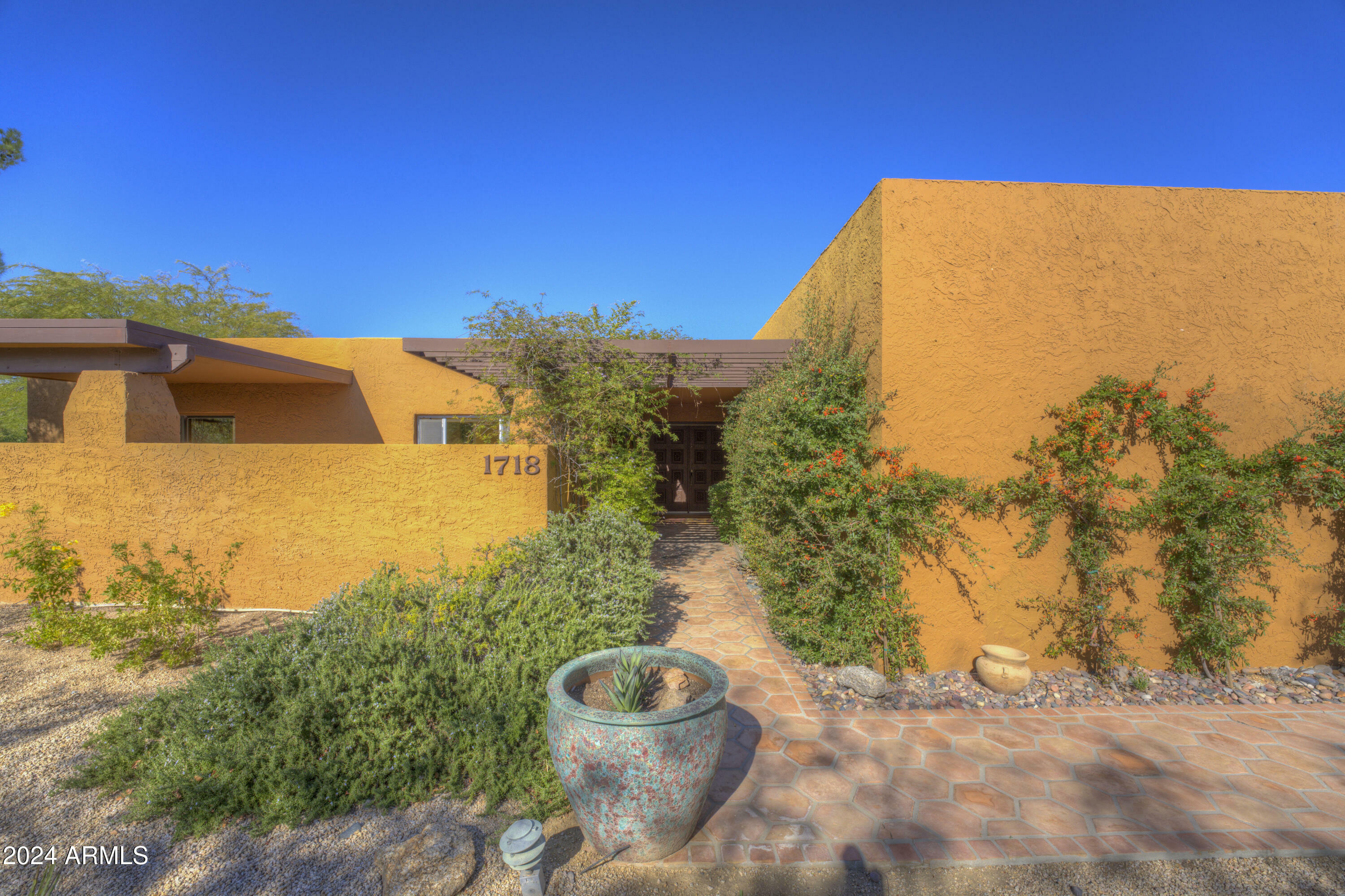 Property Photo:  1718 E Staghorn Lane  AZ 85377 