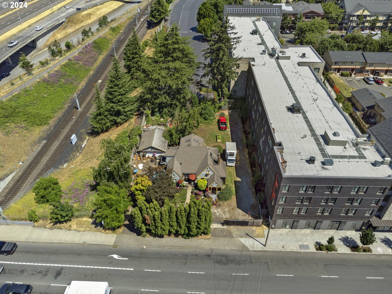Property Photo: 9715 NE Glisan St OR 97220
