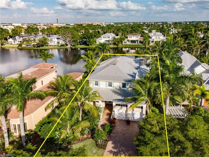 Property Photo:  725 W Lake Dr  FL 34102 