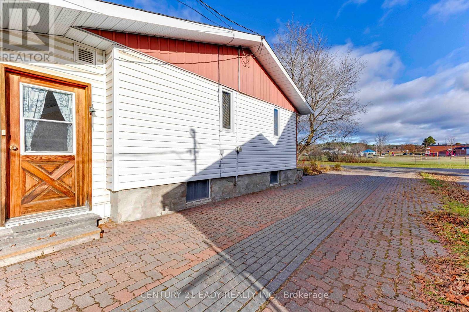 Property Photo:  508 Aberdeen Street  ON K7V 2G9 