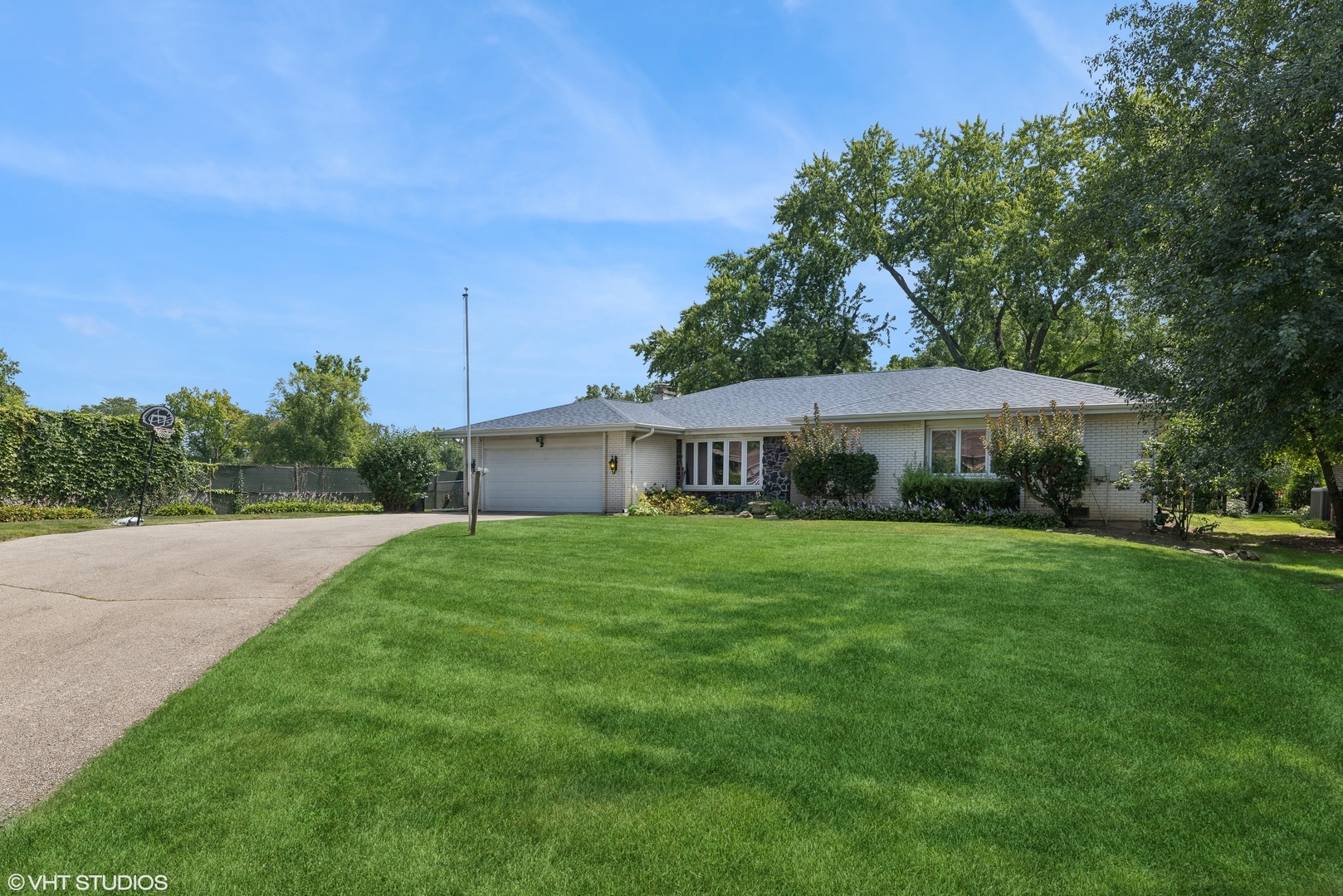 Property Photo:  1925 E Oakton Street  IL 60004 