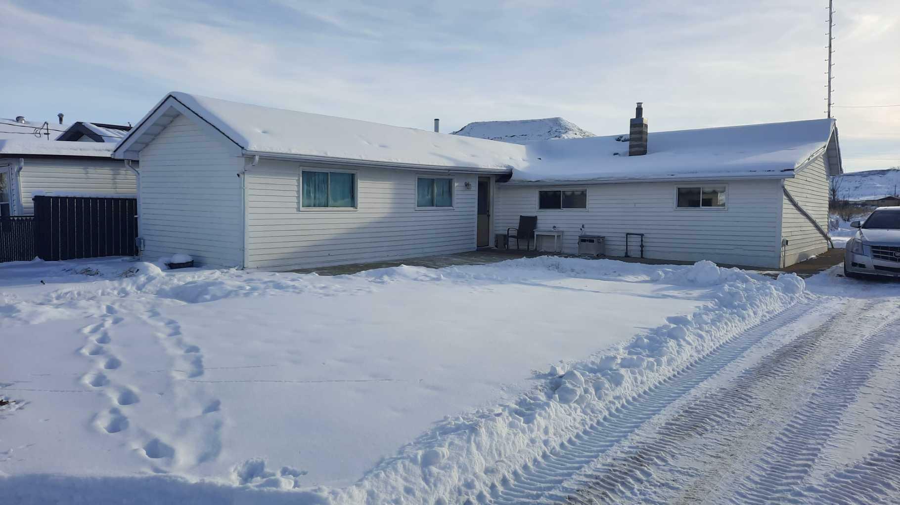 Property Photo:  48 1 Street E  AB T0J 2V0 