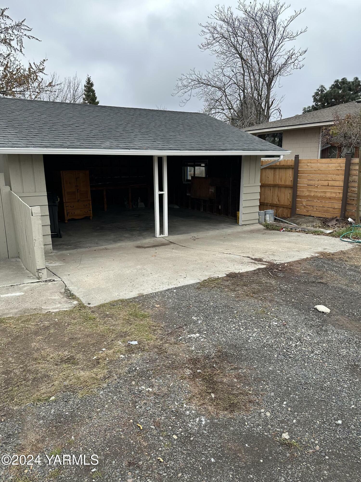 Property Photo:  7408 Summitview Ave  WA 98908 