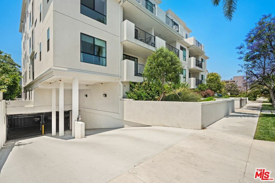 Property Photo:  1515  S Holt Ave #304  CA 90035 