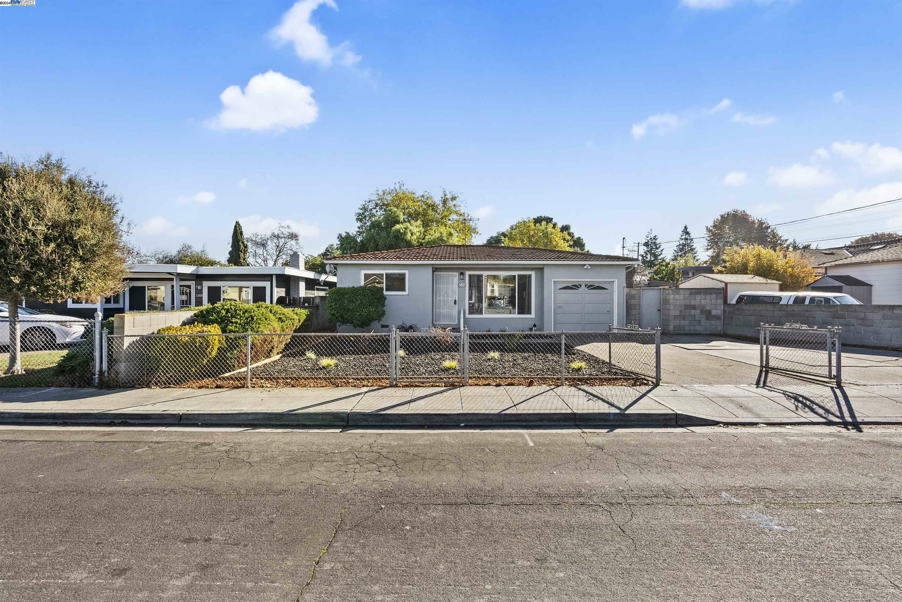 Property Photo:  1304 Hollyburne Ave  CA 94025 