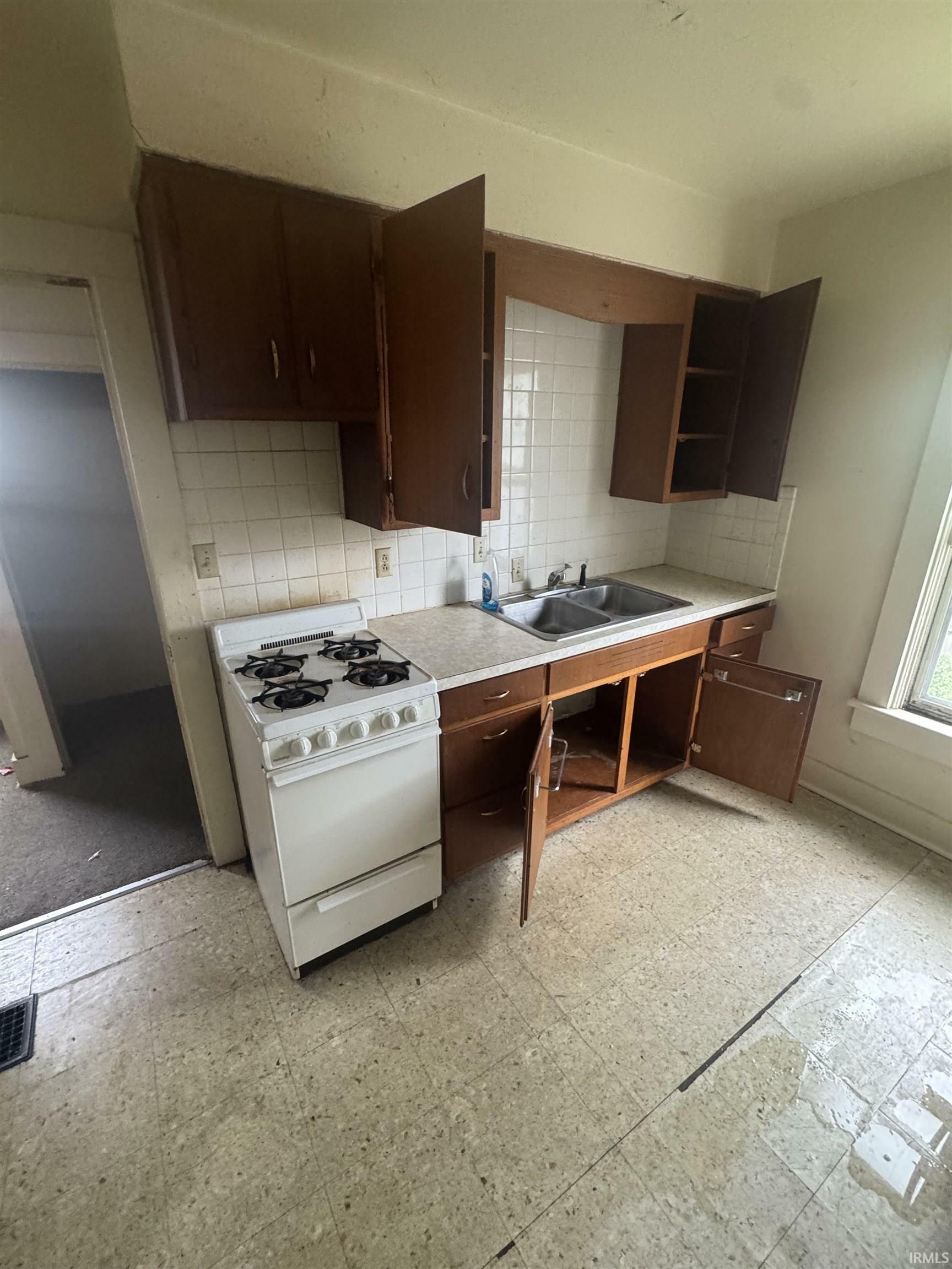 Property Photo: 810 W Dewald Street IN 46802