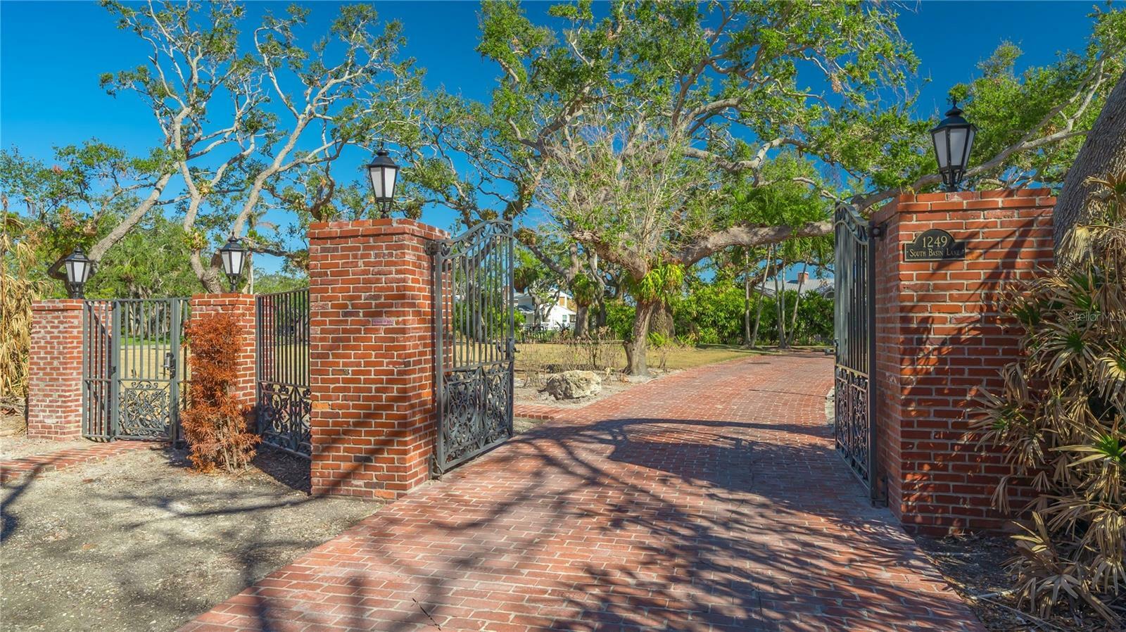 Property Photo: 1249 S Basin Lane FL 34242