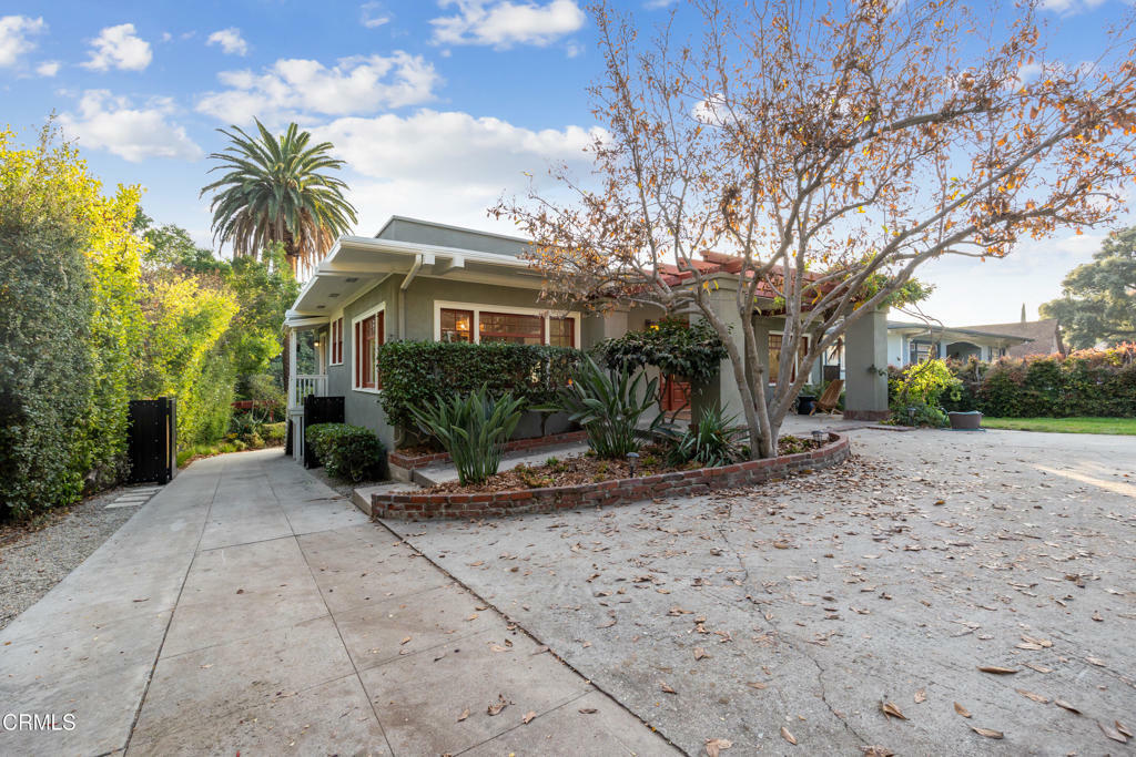 Property Photo:  1144 E Altadena Drive  CA 91001 