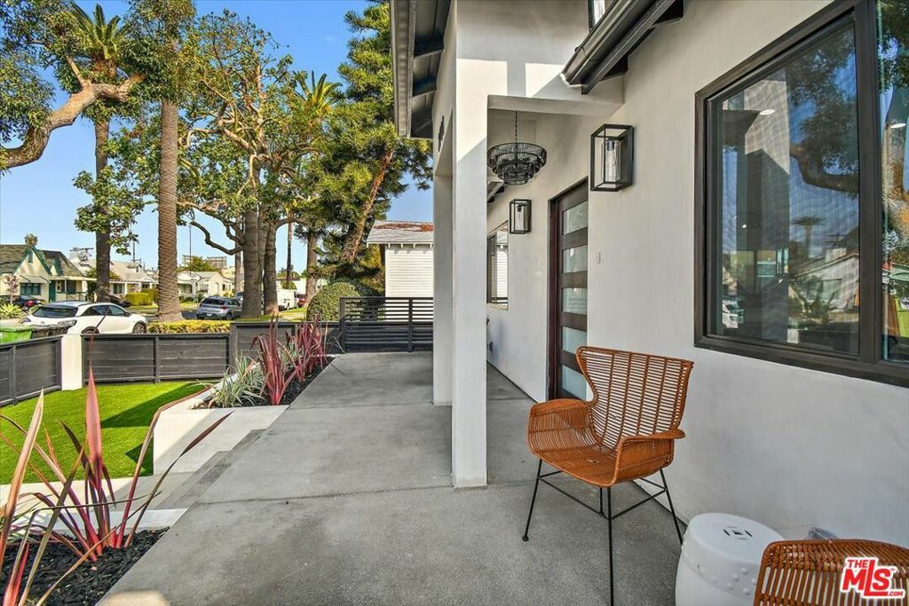 Property Photo:  2700 S Palm Grove Avenue  CA 90016 