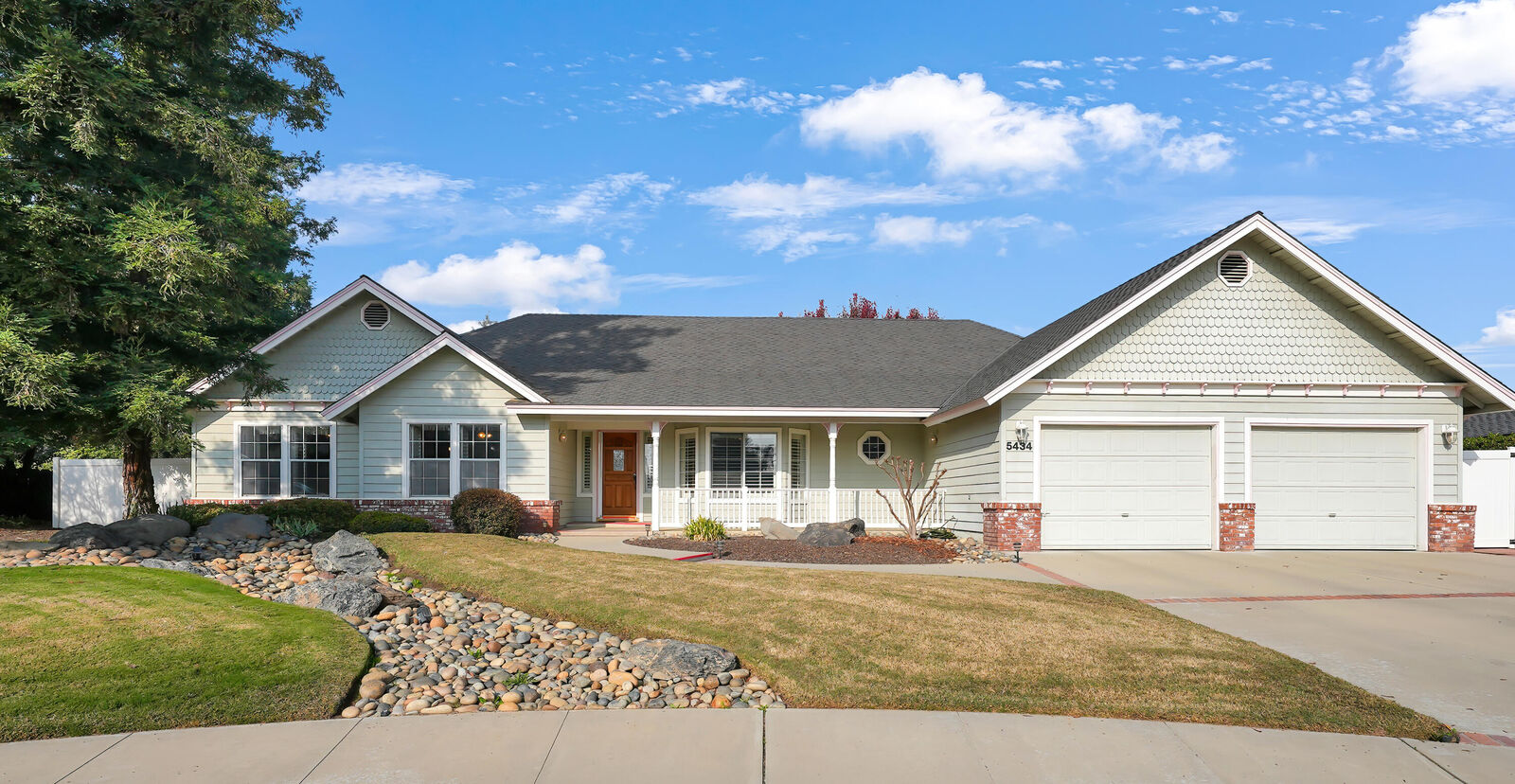 Property Photo: 5434 W Cambridge Avenue CA 93277