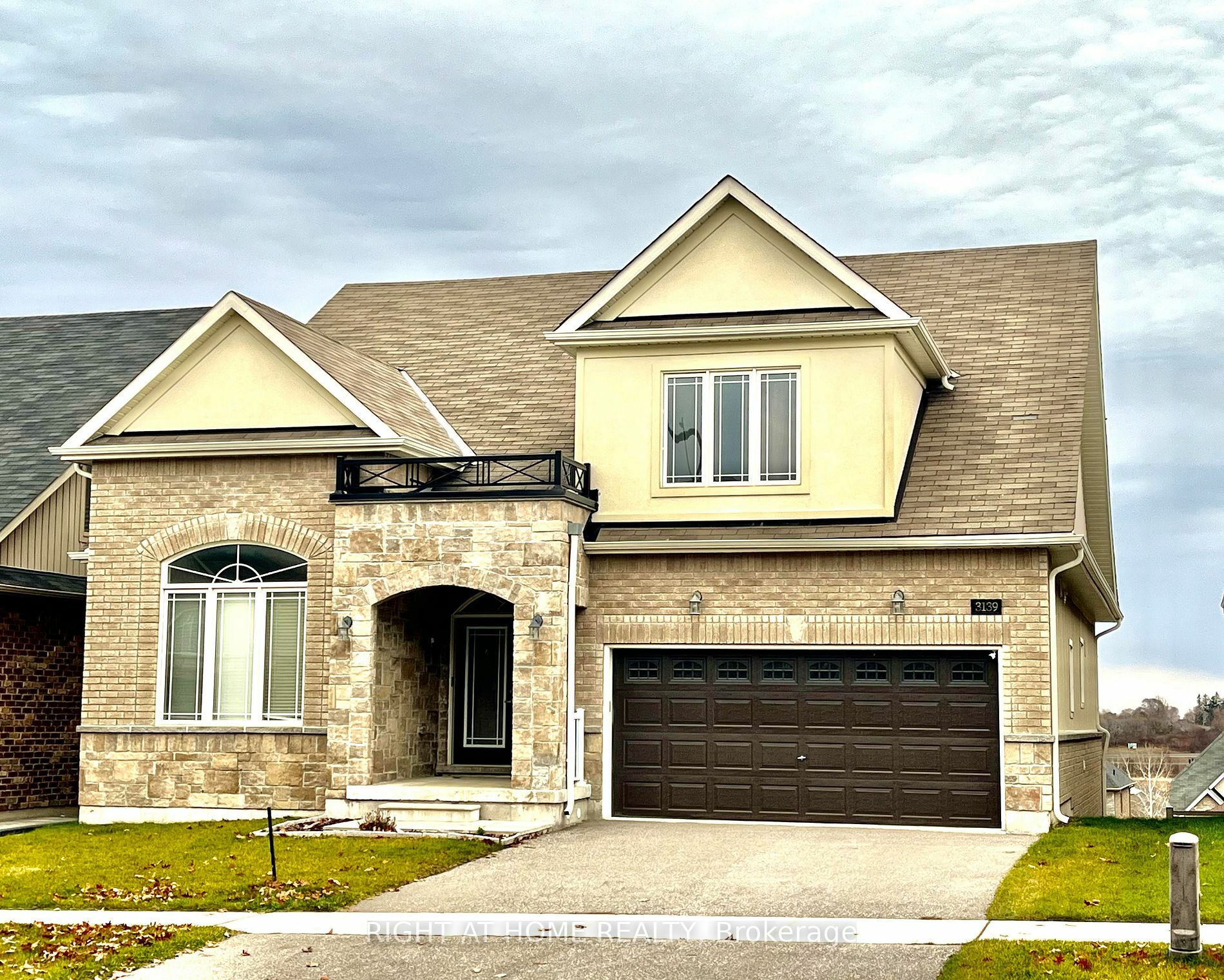 Photo de la propriété:  3139 Monarch Dr  ON L3V 7X1 