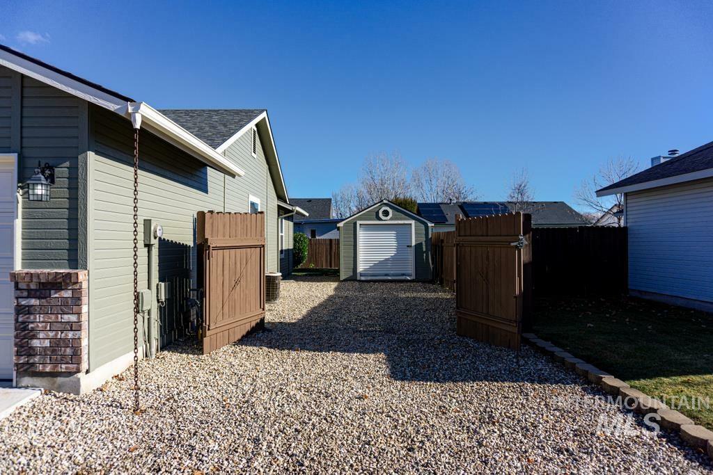 Property Photo:  1080 N Maple Creek  ID 83642-4053 