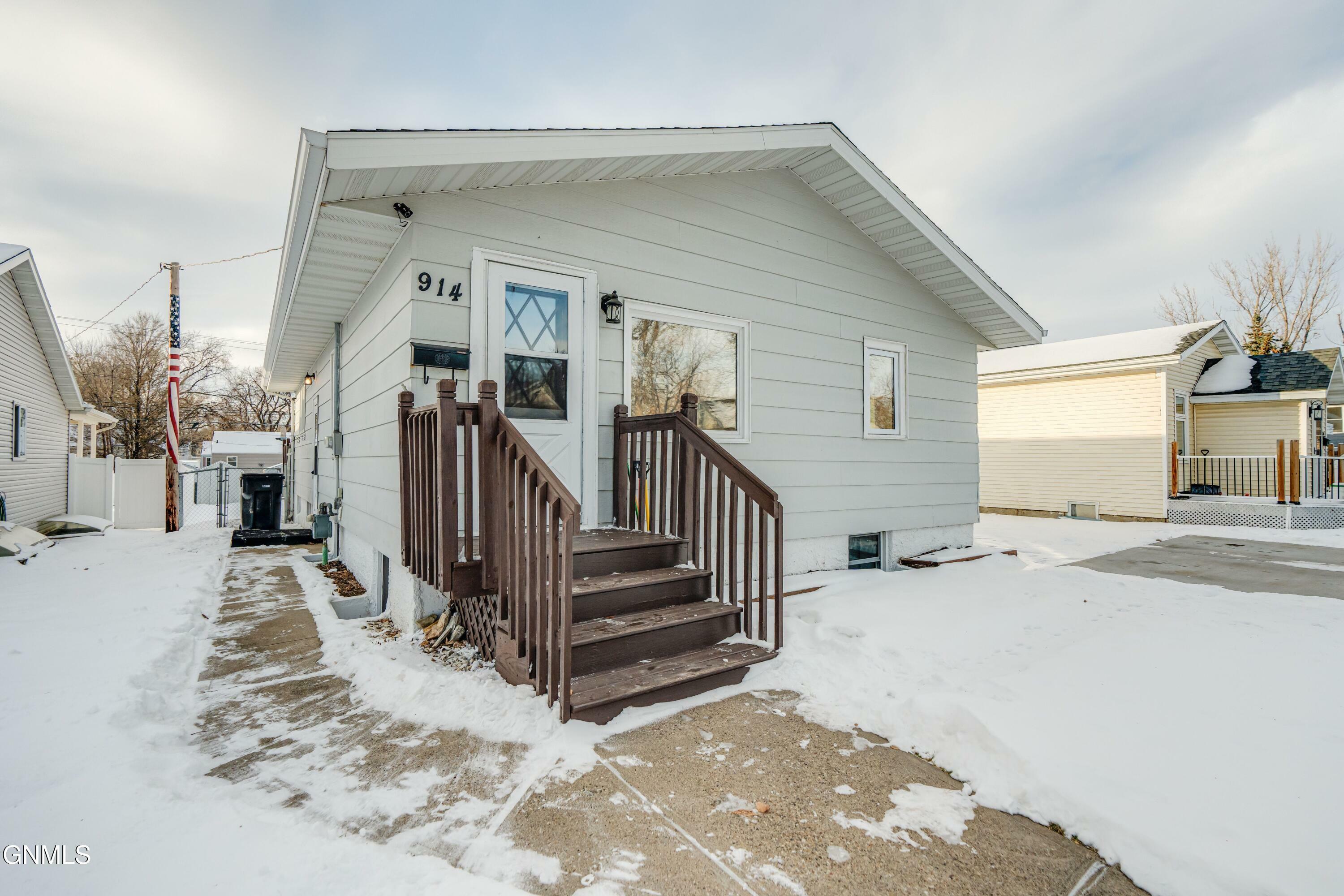 Property Photo:  914 13th Street  ND 58501 