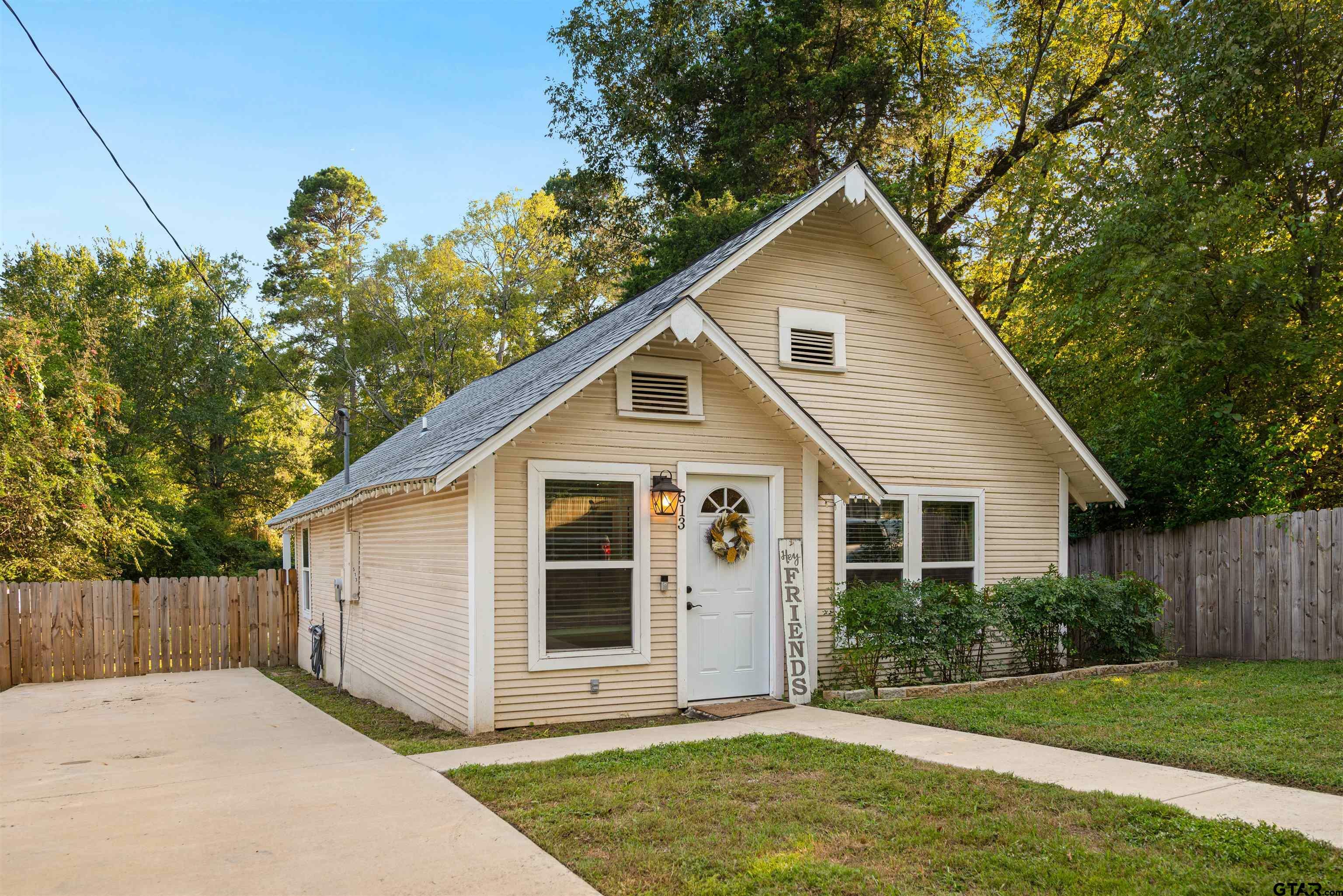 Property Photo:  513 Clark St  TX 75644 