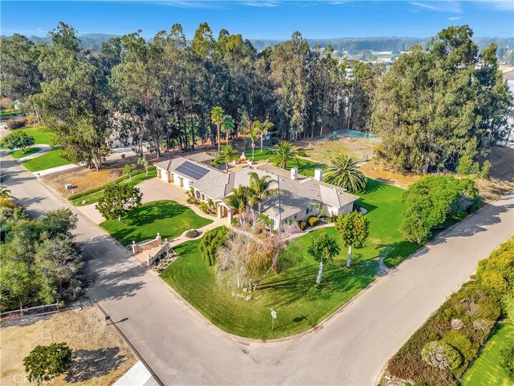 Property Photo:  1435 Camino Mariposa  CA 93444 