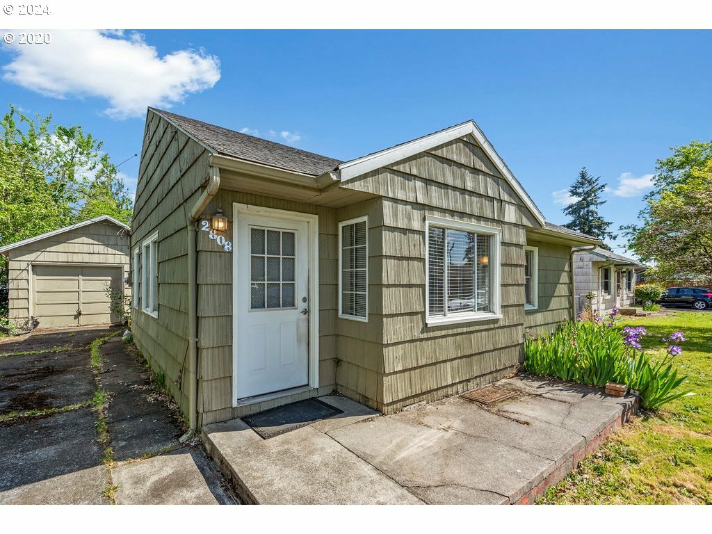 Property Photo:  2808 E 25th St  WA 98661 