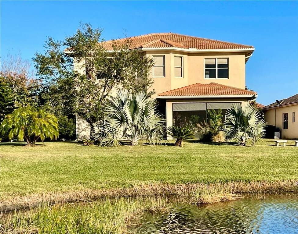 Property Photo:  2001 Albany Terrace SW  FL 32968 