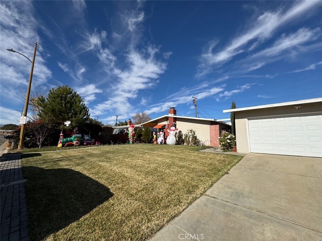 Property Photo: 1571 E Avenue Q12 CA 93550