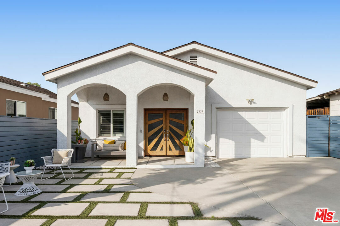 Property Photo:  2939  N Coolidge Ave  CA 90039 