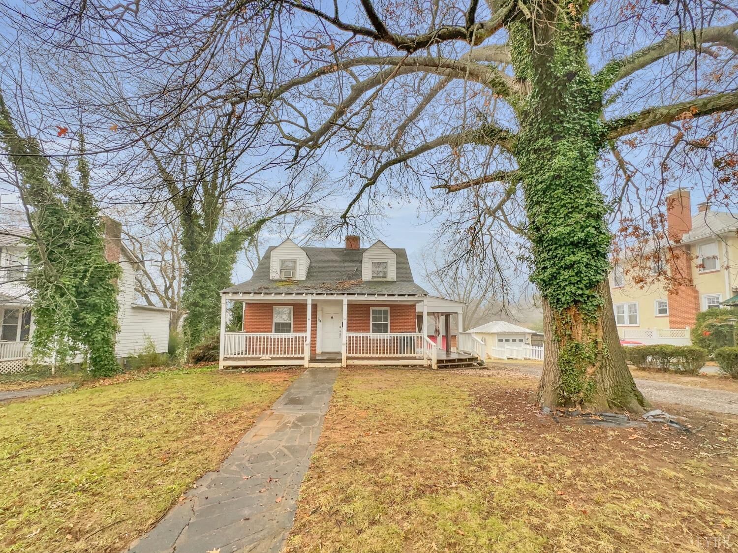 Property Photo:  