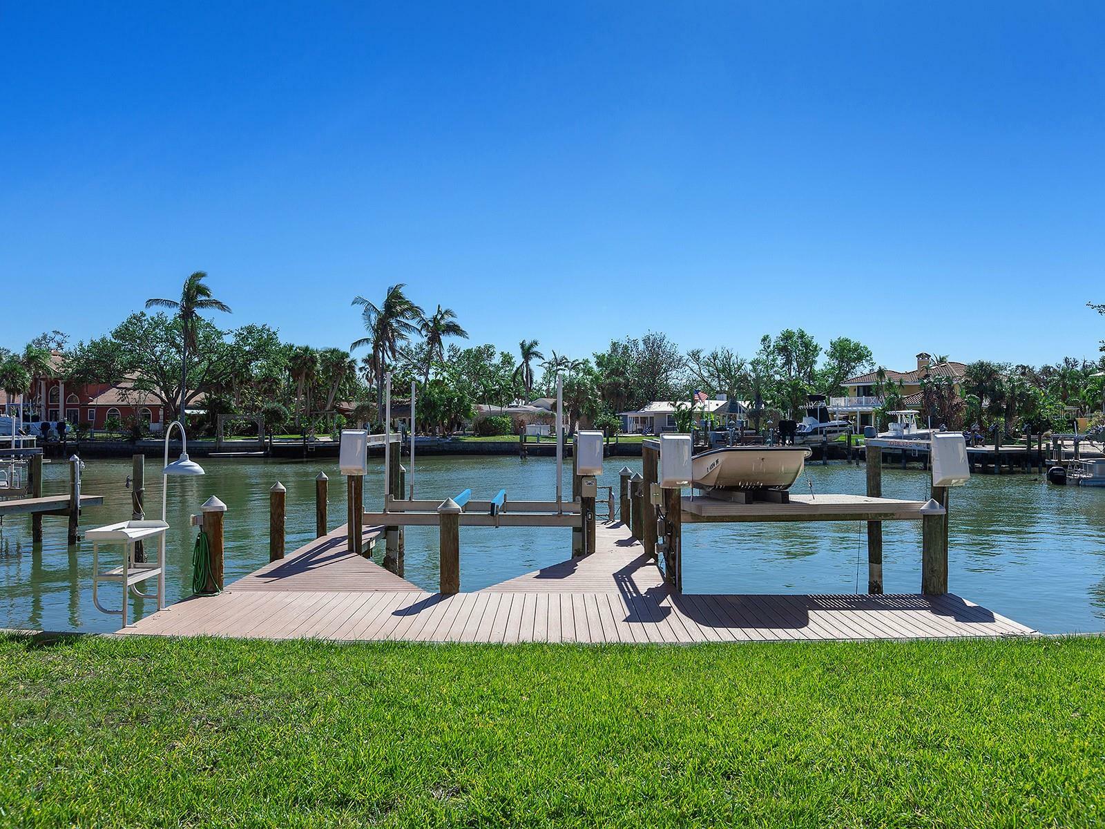 Property Photo:  508 Siesta Drive  FL 34242 