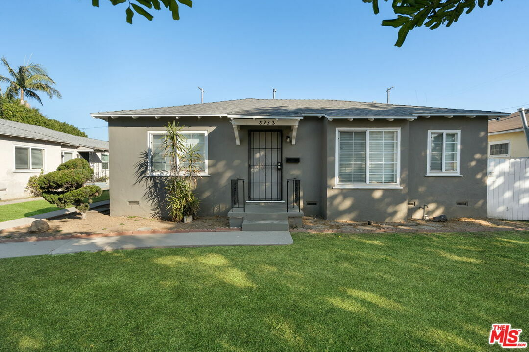 Property Photo:  8932   Ramsgate Ave  CA 90045 