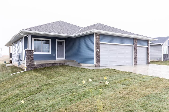 Property Photo:  402 NE Madison Avenue  IA 50073 