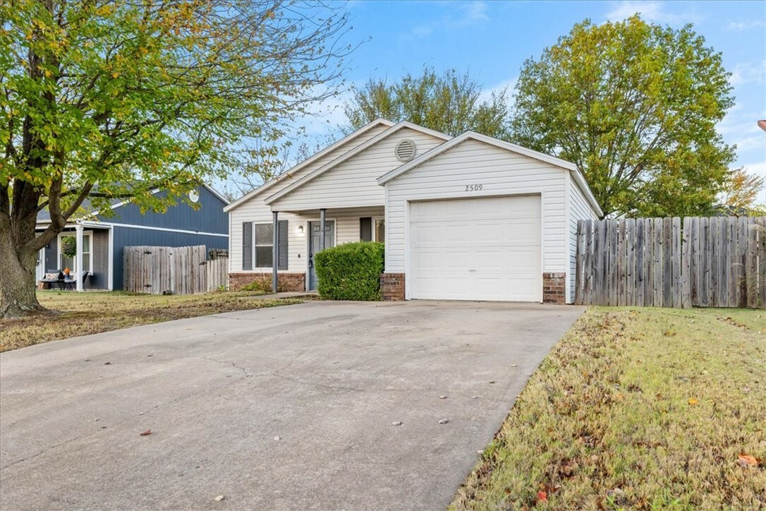 Property Photo:  2509 SE 4th Street  AR 72712 