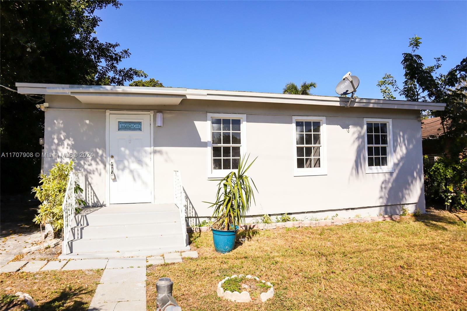 Property Photo:  415 NW 7th St  FL 33030 