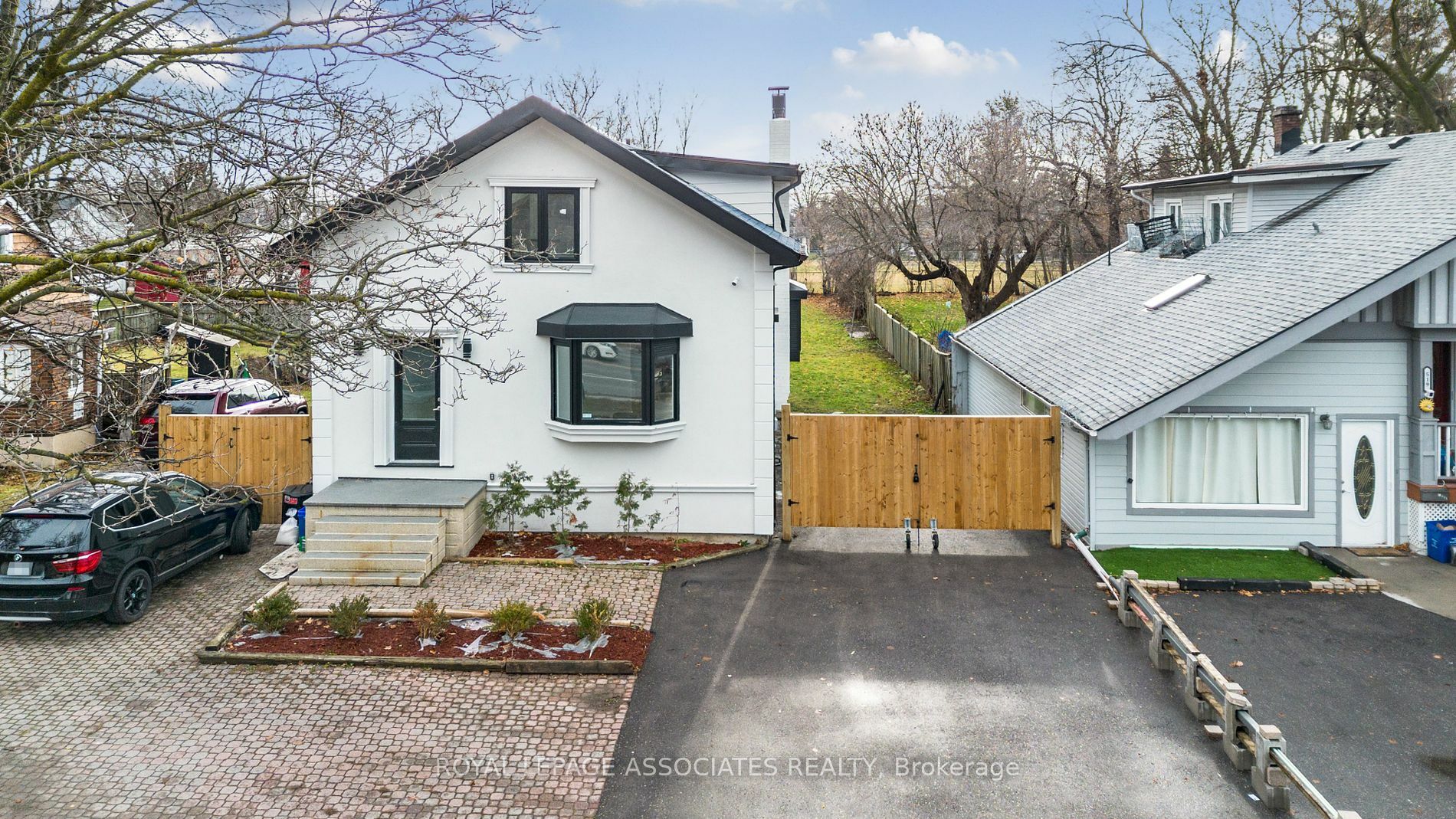 Property Photo:  515 Kingston Rd W  ON L1S 6M1 