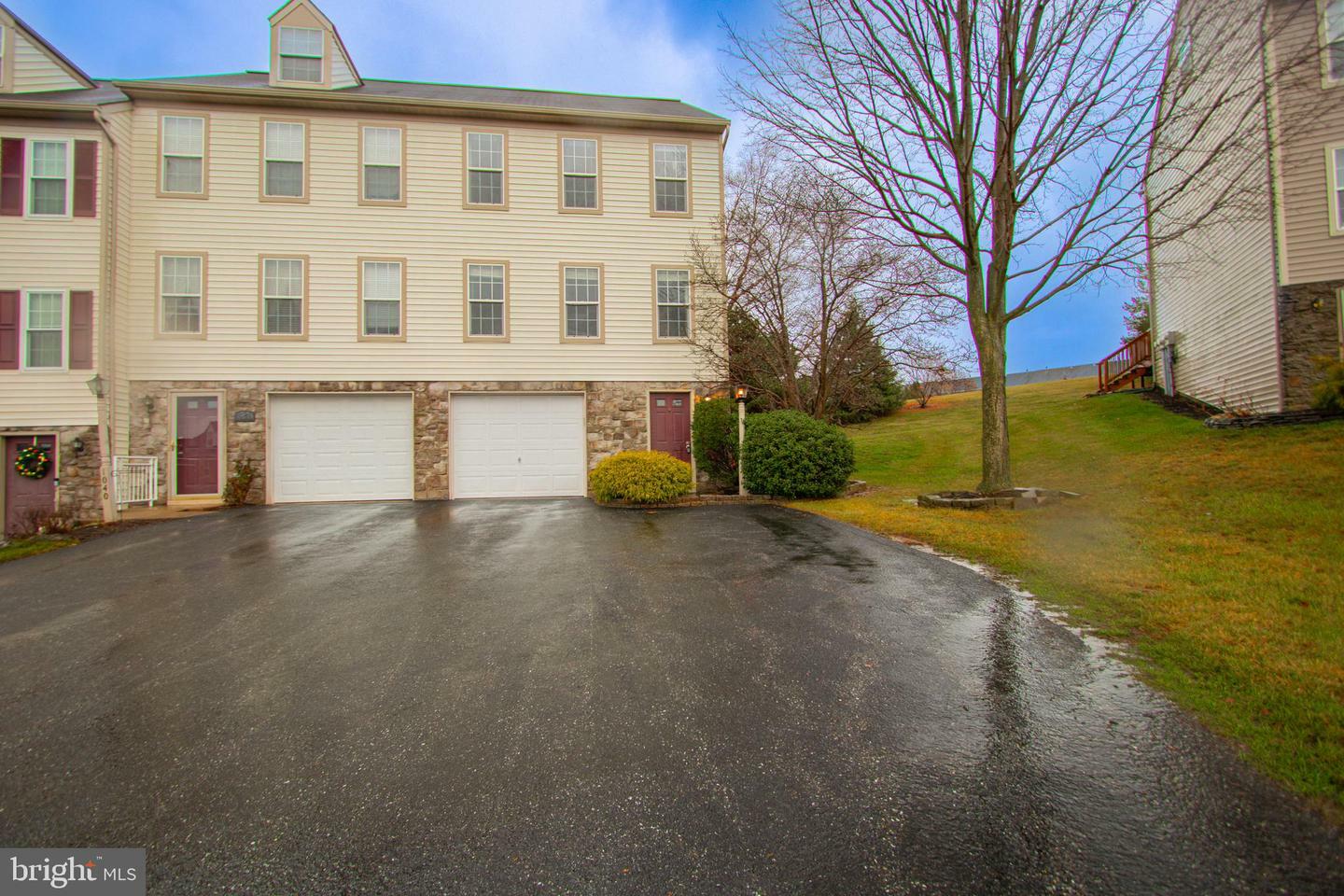 Property Photo:  1042 Hearthridge Lane  PA 17404 