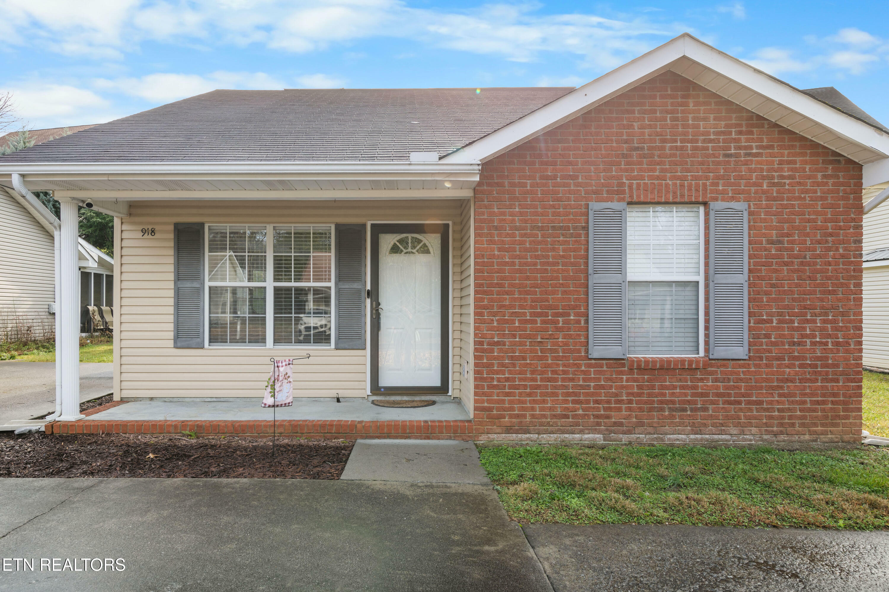 Property Photo:  918 Middlebrook Court  TN 37862 