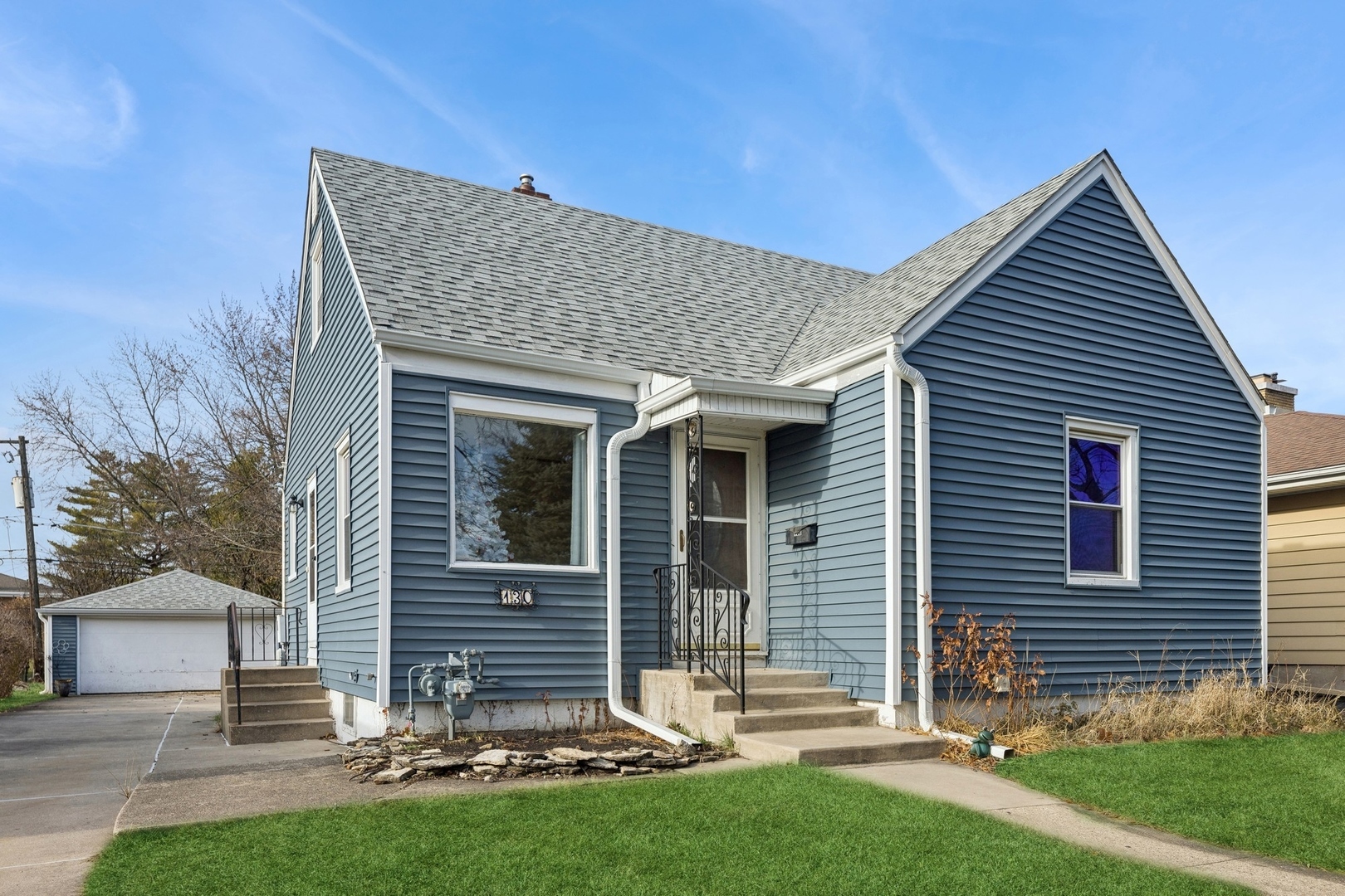 Property Photo:  130 N Summit Avenue  IL 60181 