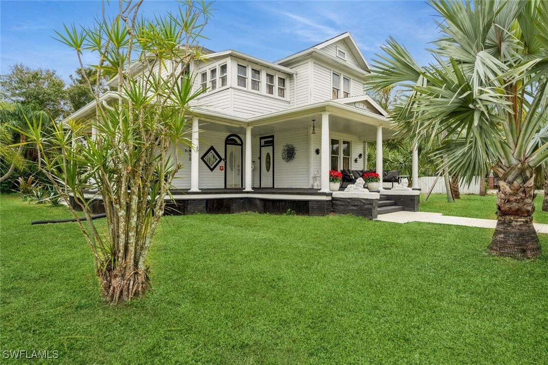 Property Photo:  618 E Oak Street  FL 34266 