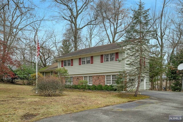 Property Photo:  11 Brookwood Drive  NJ 07006 