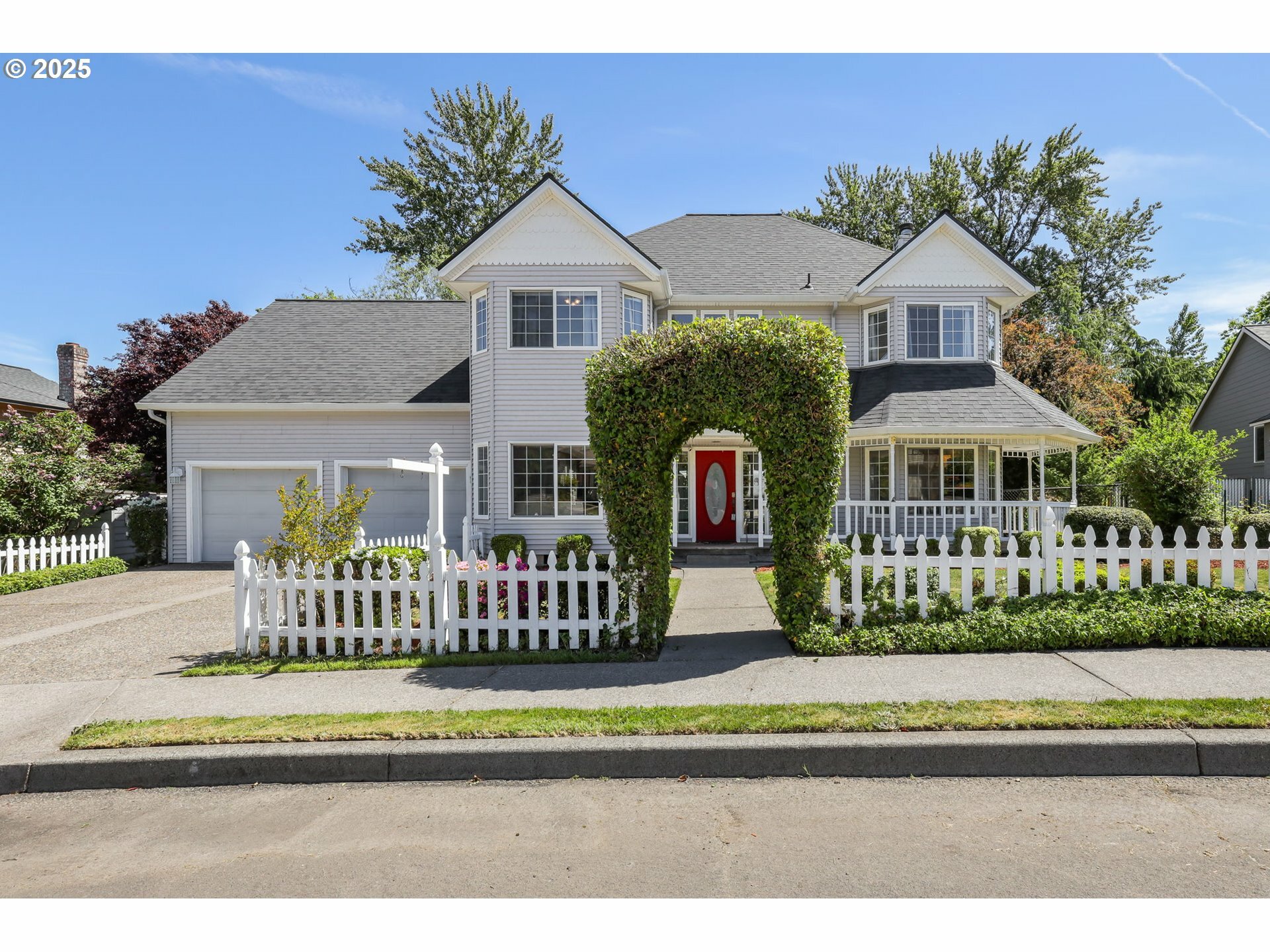 Property Photo: 2812 SW Mawrcrest Ave OR 97080